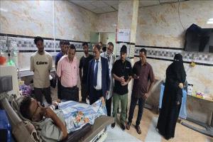 محافظ الضالع يزور مركز الغسيل الكلوي ويشرف على تسليم الإدارة الجديدة