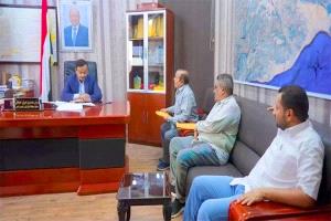 محافظ شبوة يؤكد أولوية الحفاظ على المواقع التاريخية والأثرية