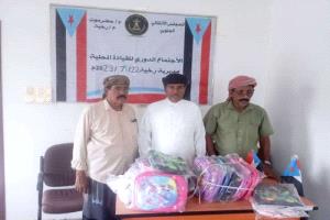 انتقالي رخية يوزع الحقائب المدرسية للتخفيف من معاناة الأسر ودعم التعليم في حضرموت
