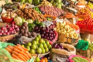استقرار أسعار الخضروات والفواكه في عدن وسط حركة بيع معتدلة
