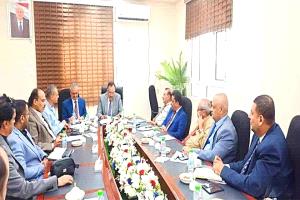 الجمارك بعدن تبحث تعزيز الإيرادات وتشديد مكافحة التهريب