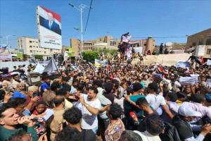 غضب شعبي عارم في تعز بعد وصول والد الشهيدة إفتهان المشهري
