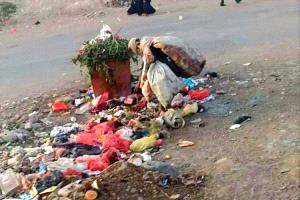 صورة تهز الضمير: مسنّة تبحث عن لقمة بين القمامة