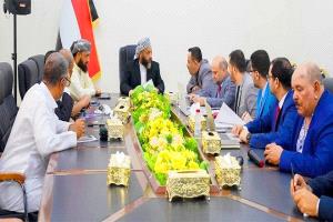 وزير الأوقاف يستعرض استعدادات موسم حج 1447هـ في عدن