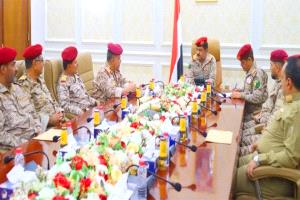 وزير الدفاع: لا تهاون مع العناصر الإجرامية والخلايا الحوثية في تعز