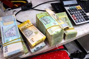 تباين حاد في أسعار الدولار والريال بين عدن وصنعاء

