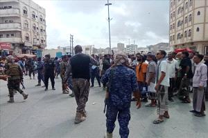 اعتقالات تطال قيادات نقابة المعلمين بالمكلا وسط احتجاجات على تأخر الرواتب