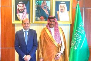وزير الخارجية والسفير السعودي يبحثان دعم التنمية والاستقرار في اليمن