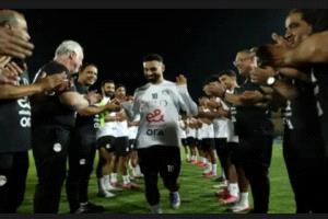 لماذا كرم صلاح بممر شرفي فور وصوله المعسكر منتخب مصر ؟