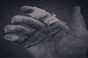 نموذج للعمل الجاد والتحدي أيادي تبني النجاح رغم الصعاب
