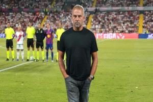 فليك يواجه 4 أزمات في برشلونة
