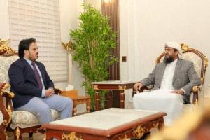 المحرمي يناقش مع وزير الكهرباء خطط تطوير الخدمة ويشيد بالمشاريع الإماراتية للطاقة النظيفة
