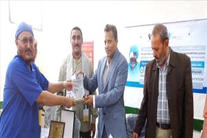 أبين تكرّم أبطال المخيم الطبي للعيون 400 حالة استعادت بصرها بجهود إنسانية
