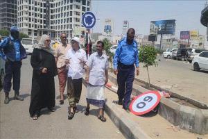 عدن تطلق المرحلة الأولى لتركيب اللوحات الإرشادية المرورية بالمنصورة
