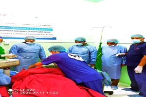 أبين.مدير الصحة يتفقد مخيمًا جراحيًا مجانيًا للعيون ويضيف 100 حالة جديدة