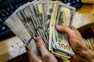 انخفاض الدولار مع توتر الأسواق حول إغلاق محتمل للحكومة الأمريكية