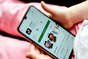 دراسة تكشف تأثير "تيك توك" وتطبيقات الفيديو على سلوك الأطفال