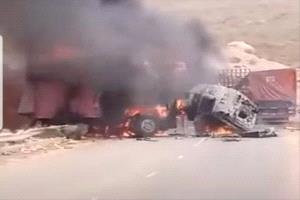 حادث مروّع في المهرة وفاة سائق باكستاني واحتراق قاطرة بخسائر 20 مليون ريال
