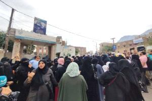 غضب نسائي يتصاعد أمام إدارة أمن تعز للمطالبة بالعدالة