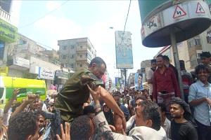 احتفالات شعبية في تعز عقب مقتل المطلوب محمد صادق
