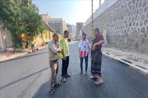 سفلتة خط البنك المركزي بعدن إنجاز حيوي يحمي أحياء صيرة من أضرار السيول
