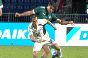 نجم منتخب العراق يفقد أعصابه ويقوم بركل لاعب