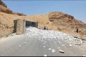 شبوة انقلاب قاطرة بالأحجار يعطل السير في عقبة المجازة ويستنهض الأهالي للتدخل
