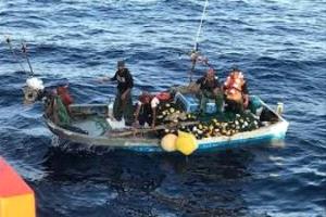 إسبانيا تنقذ طاقم سفينة فرنسية قبالة غاليسيا
