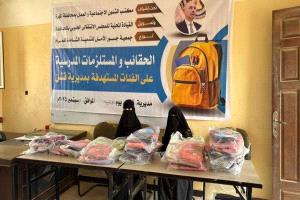 بدعم انتقالي المهرة.. "جسور الأمل" توزع المستلزمات المدرسية على الطلاب المحتاجين