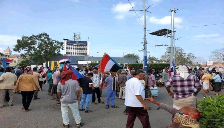 عدن: حشد جماهيري يعلن تمسكه بالانتقالي ويؤكد “صورة الزبيدي خط أحمر”