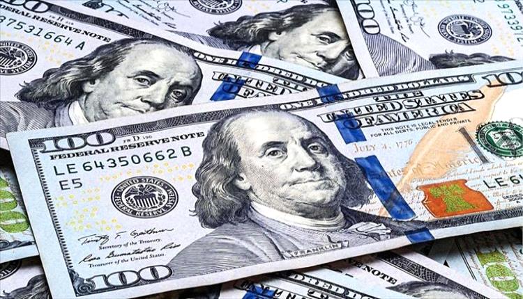 الدولار يثبت أقدامه مع إقبال المستثمرين على الملاذات الآمنة