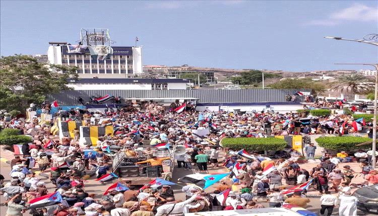 عدن تشهد تحركاً جماهيرياً: فتح مقر الانتقالي وإعادة رفع صورة الرئيس  الزبيدي