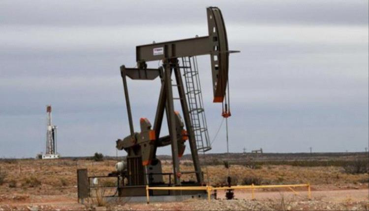 النفط يتراجع مع ترقب المخزونات الأمريكية وفتح هرمز المحتمل