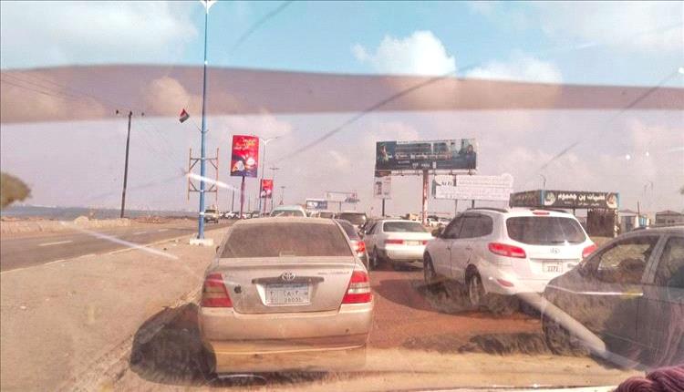 اختناق مروري يشل شريان خورمكسر – المنصورة بعدن