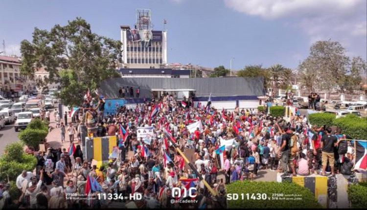 عدن: الجماهير تعيد الحياة لمقرات الانتقالي