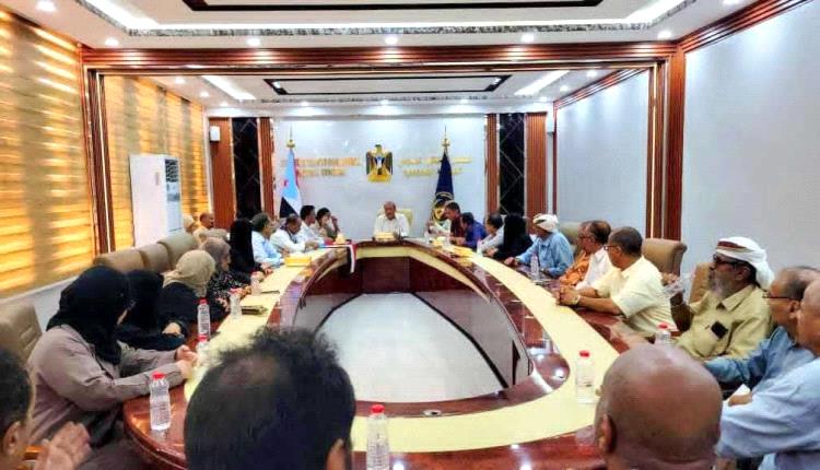 الانتقالي يعزز حضوره: اجتماع استثنائي بعد كسر إغلاق المقرات