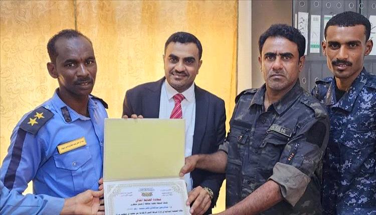 السقطري يكرم "الضابط المثالي" لدوره في الأمن وحركة المرور