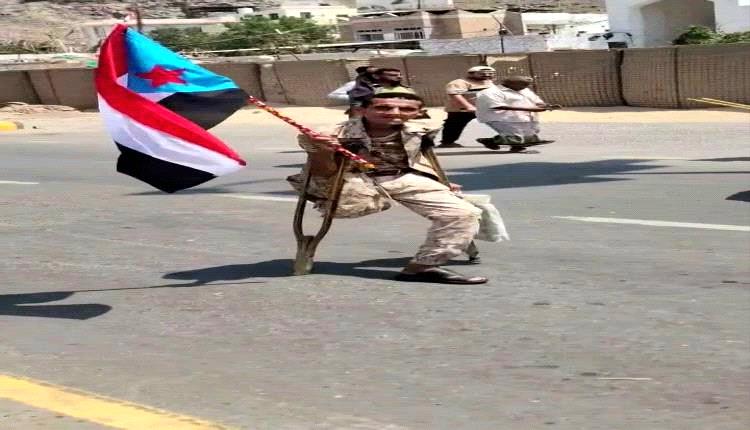 بجسدٍ بلا ساق.. "علوي" يتقدم الصفوف في عدن ويجسد معنى الإرادة التي لا تُهزم