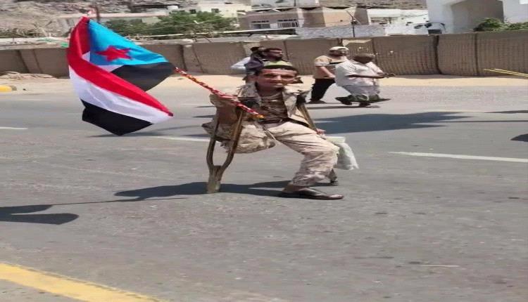 بجسده الجريح وإرادته الحديدية.. البطل علوي يقود المتظاهرين في عدن