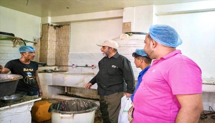 عدن… حملة صحية لضمان سلامة المطاعم الشعبية في صيرة