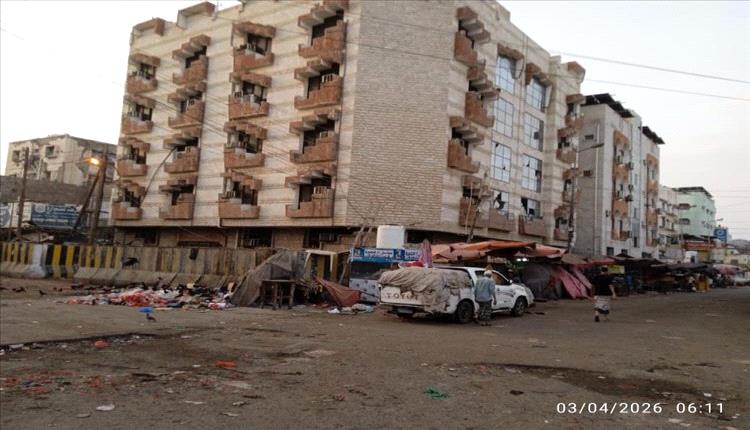 مدخل وزارة المالية بعدن يتحول إلى فوضى.. شارع مغلق ونفايات وأسواق عشوائية