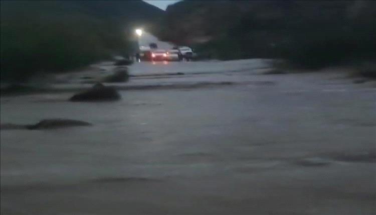 سيول جارفة تعزل لودر.. أمطار غزيرة تقطع الطريق وساعات من الشلل