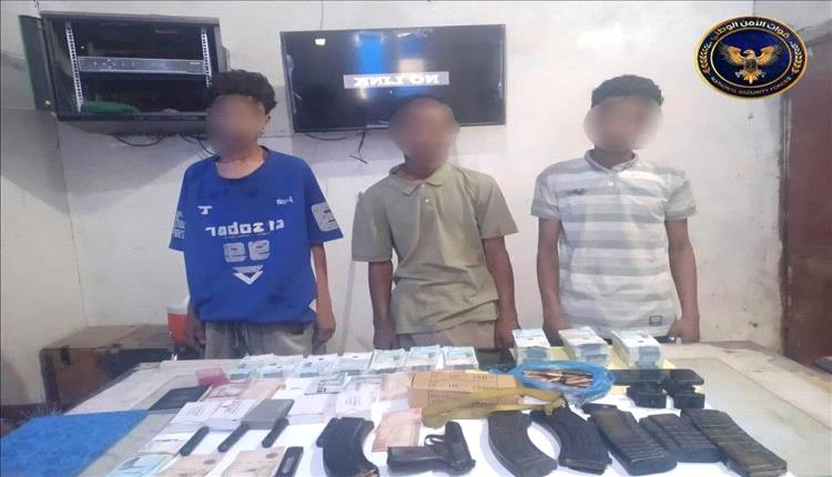 لحج.. الأمن يطيح بعصابة سرقة ويصادر أسلحة ومجوهرات مسروقة