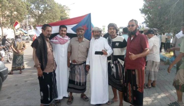 المكلا.. المتظاهرون يكسرون الحاجز الأول رغم القمع