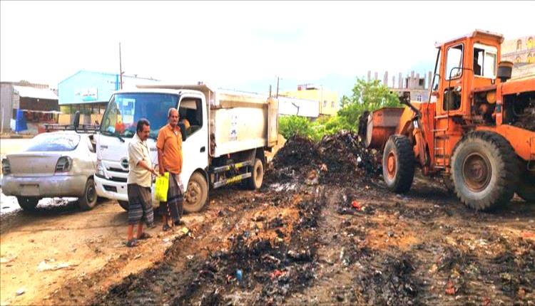 لودر تشهد تنظيفًا شاملًا أمام وكالة الخضار بدعم محلي