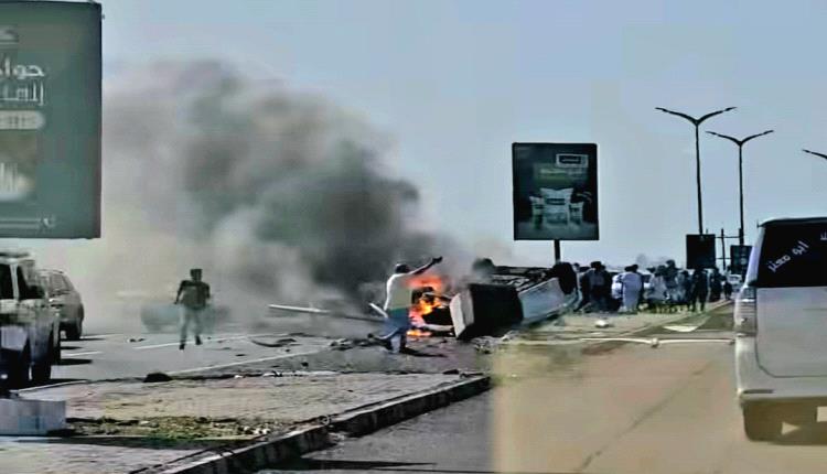 احتراق سيارة على الخط البحري بعدن يثير القلق