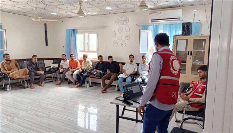 طلاب لحج يكتشفون العمل الإنساني ويغرسون روح التطوع