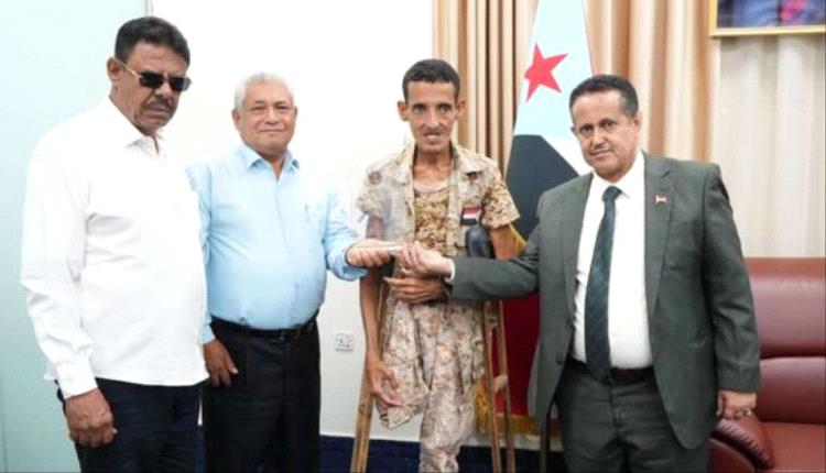 تكريم الجريح علوي عبدالله بـ “درع الصمود” بتوجيهات الرئيس الزُبيدي