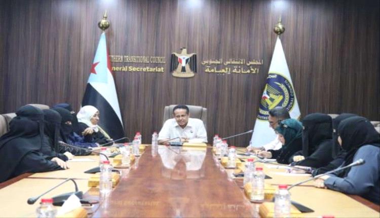 الحالمي يؤكد: تمكين المرأة ركيزة أساسية ويبحث تطوير برامج هيئة المرأة والطفل