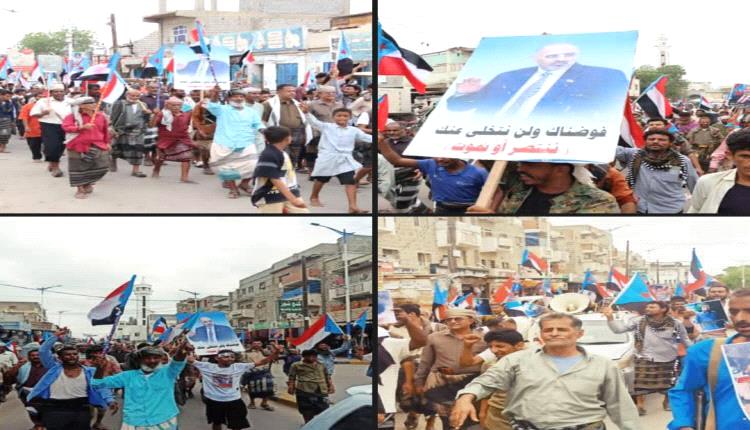 أبين تشهد مسيرات حاشدة تضامنًا مع حضرموت وتنديدًا بأحداث المكلا